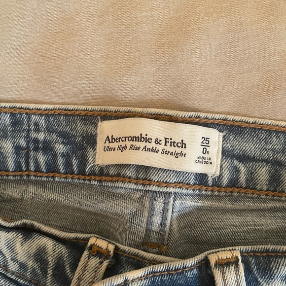 Abercrombie & Fitch distressed high rise ankle straight jeans - Picture 3 of 5
